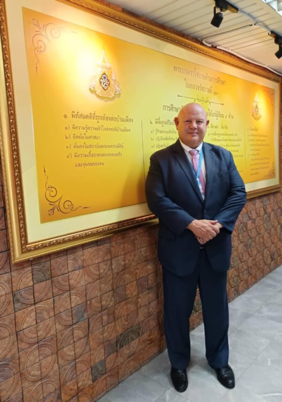 Clinical Hypnosis vs. Stage Hypnosis: Debunking Myths